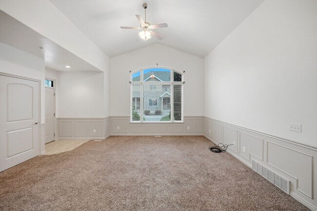 Building Photo - 141 930 E