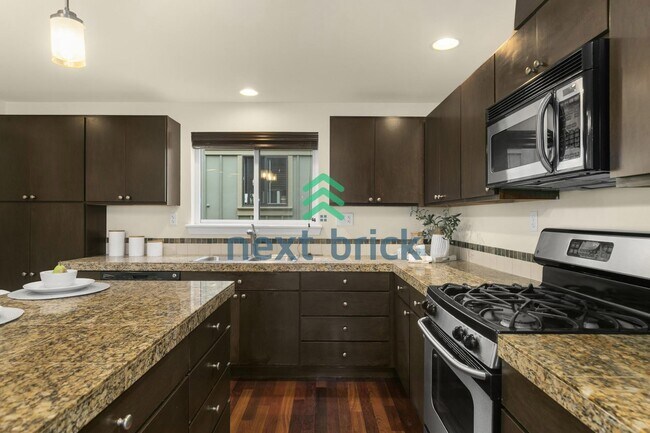 Building Photo - 2 BED 2 BATH TOWNHOME FOR RENT