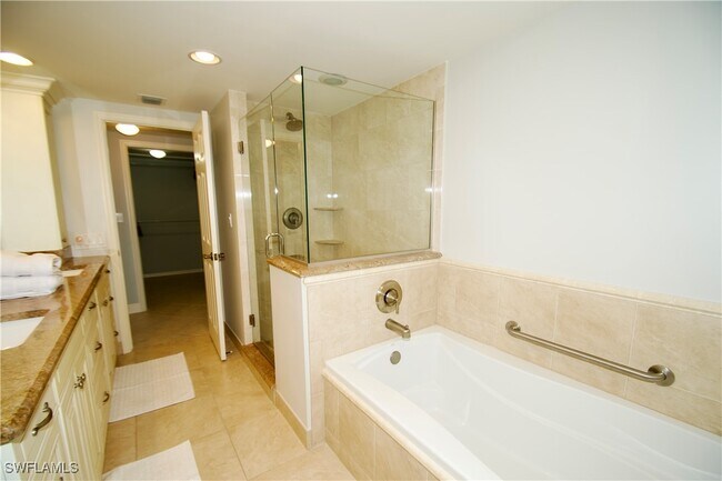 Primary Photo - 6075 Pelican Bay Blvd