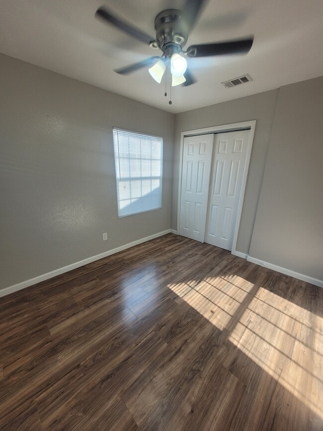 Building Photo - 3 bed 1 bath with 1 car garage!