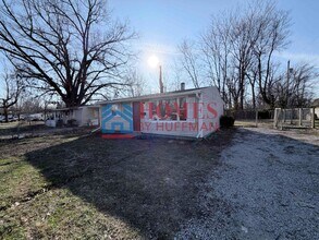 Building Photo - Two Bedroom House | Updated Flooring/Kitchen