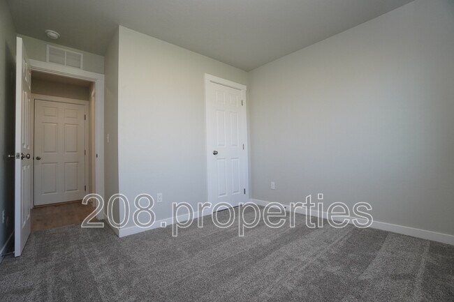 Building Photo - 1218 W Bass River Dr