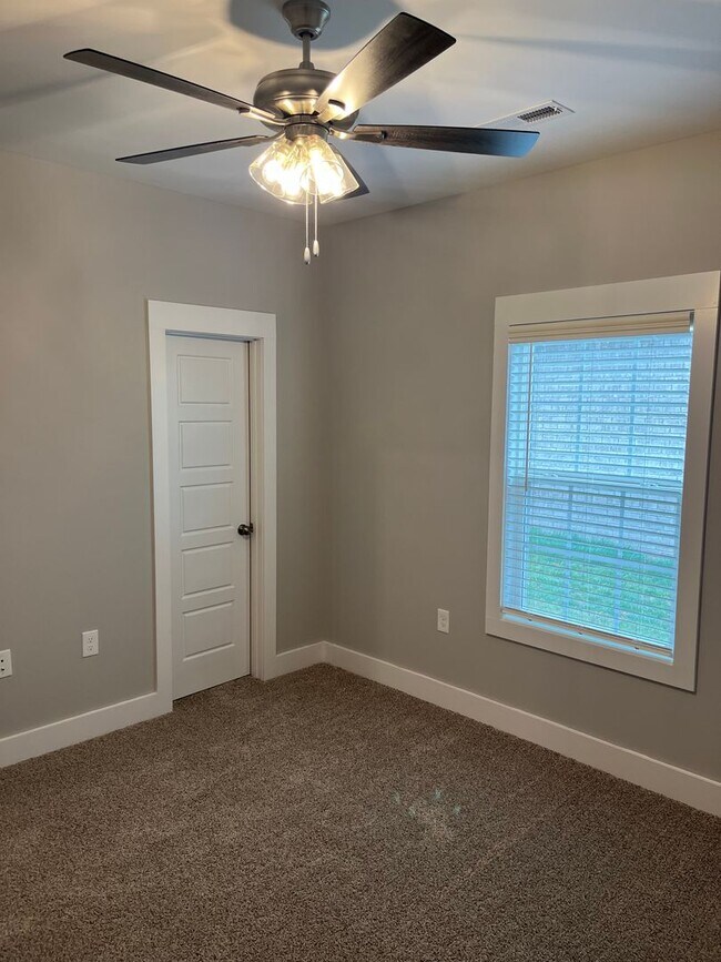 Building Photo - 2333 Trenton Ln