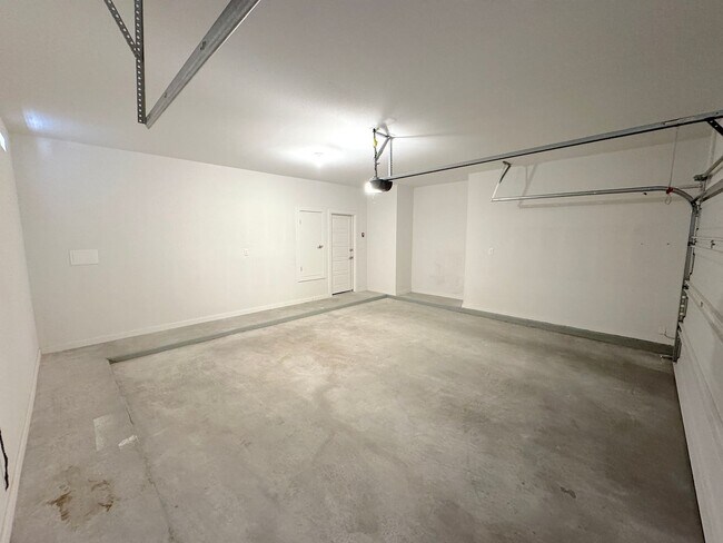 Building Photo - East El Paso 4 bed 2 Bath Refrig A/C!