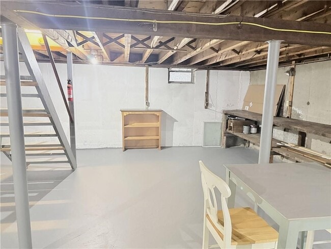 Building Photo - 25 Thurston Ave