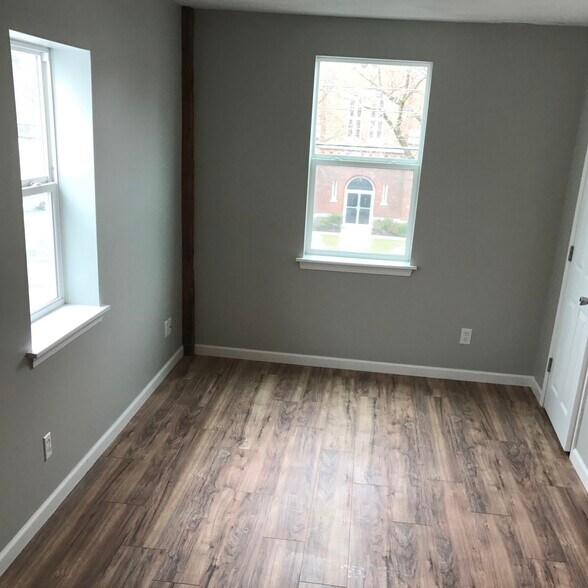 Building Photo - 116 E Main St