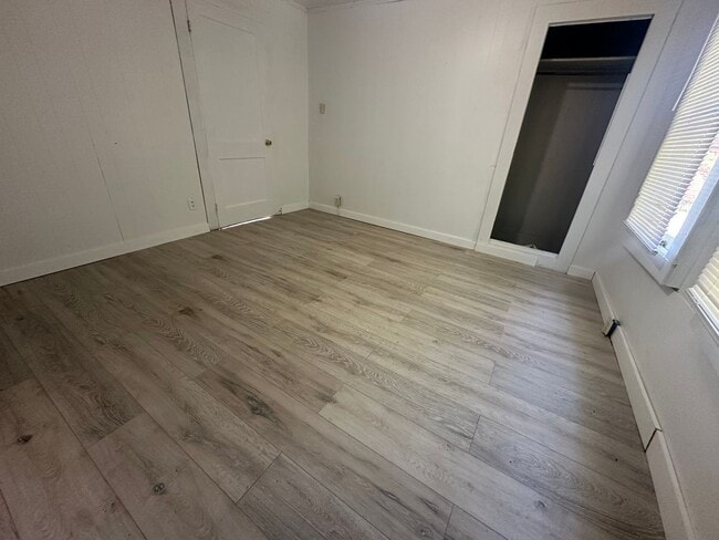 Building Photo - 2 bedroom, 1 bathroom home available in La...