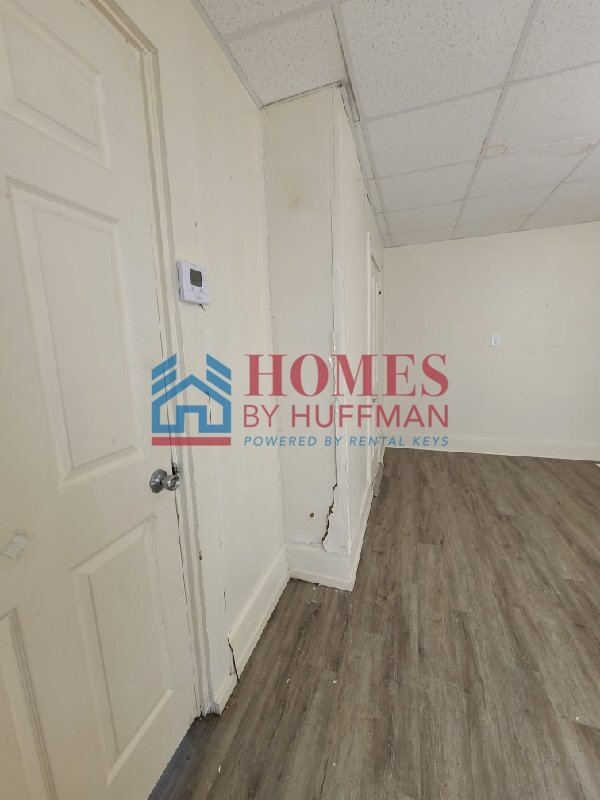 Building Photo - Three Bedroom | Two Bath House