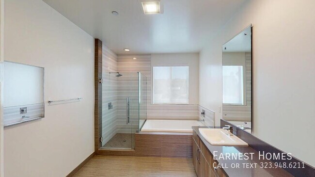 Building Photo - 1715 Armacost Ave