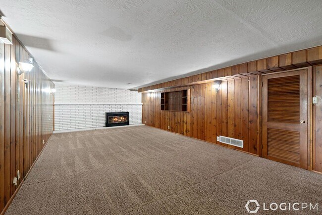 Building Photo - 1305 Henderson Dr