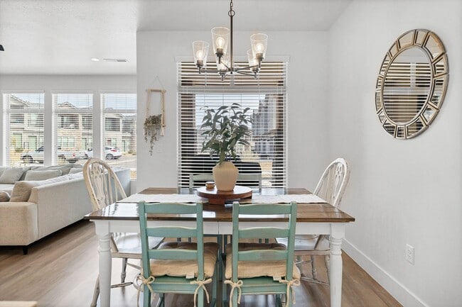 Building Photo - Lovely, Modern Townhome in Scenic Ivins