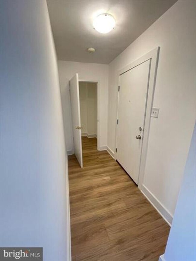 Building Photo - Spacious Studio with all Utilities Included