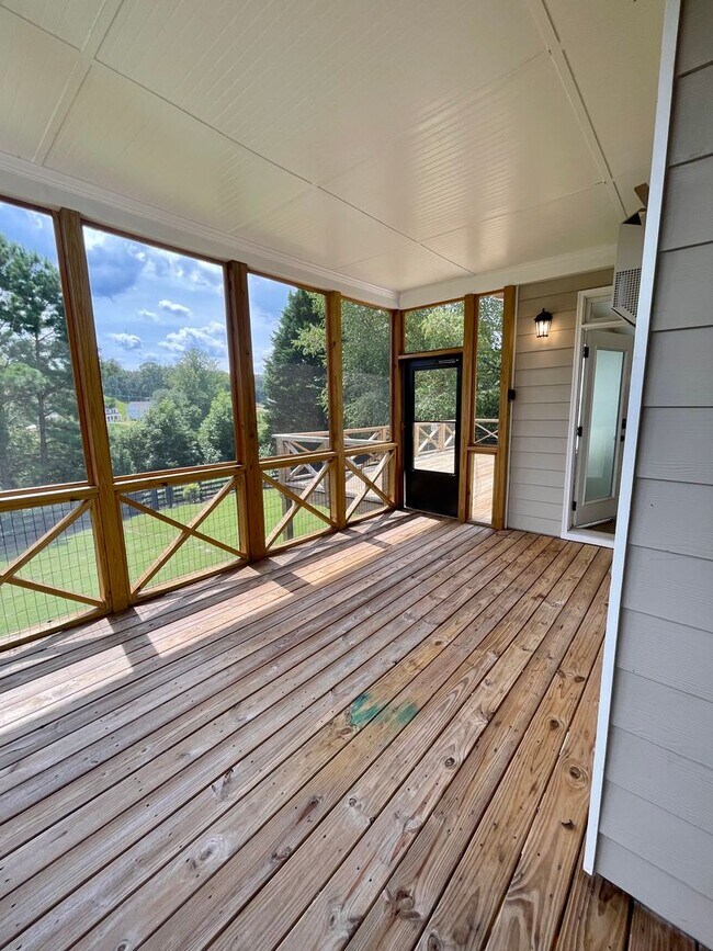 Building Photo - Gorgeous 5 bedroom 3.5 bath home in desira...