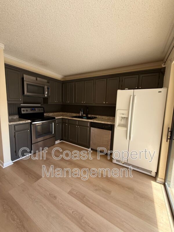 Building Photo - 5249 Cedarbend Dr