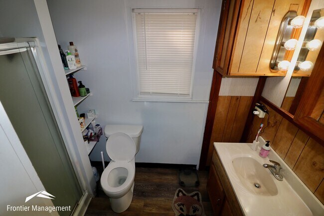 Building Photo - Spacious 5 Bedroom Home Located Near Campus