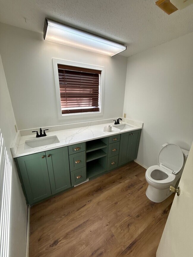 Building Photo - 185 Ridgeview Ln