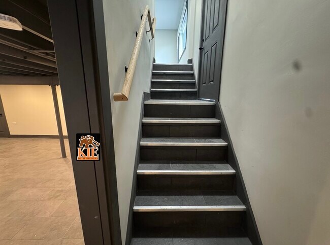 Building Photo - 14527 Irving Ave