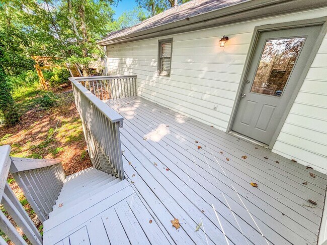 Building Photo - Charming Updated 2BR/2BA Duplex Close To E...