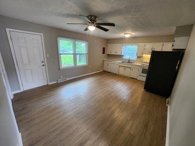 Building Photo - 103 Maple Ct