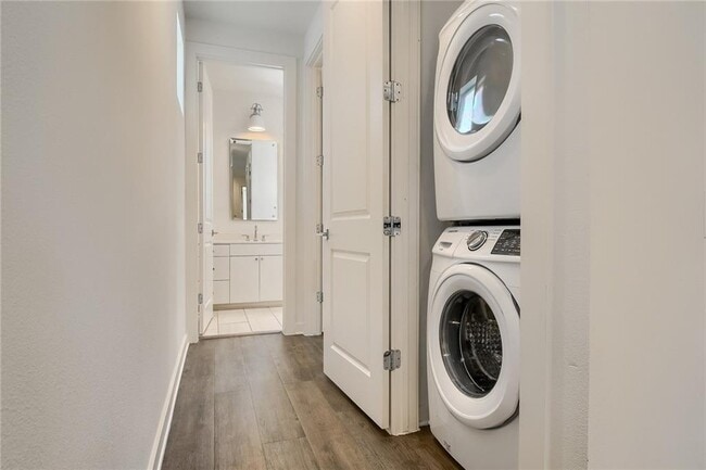 Building Photo - 2624 Metcalfe Rd