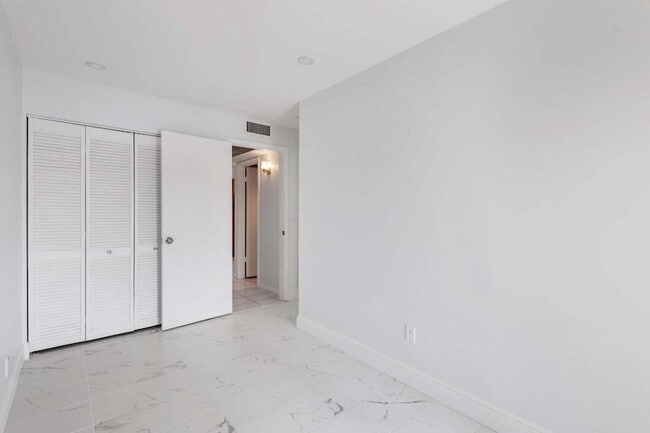 Building Photo - 304 Imperial Ct