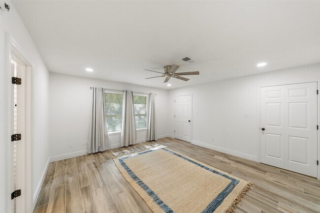Building Photo - 4884 Holly Ln W