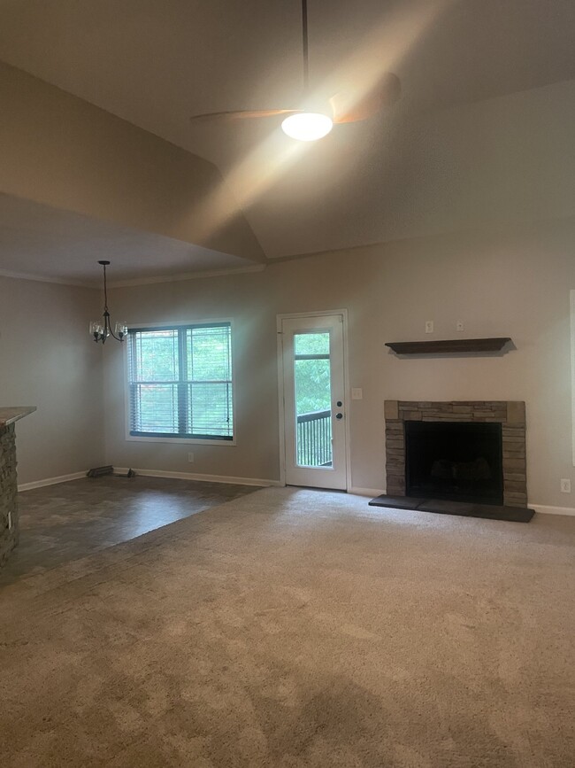 Building Photo - 634 Hidden Valley Dr