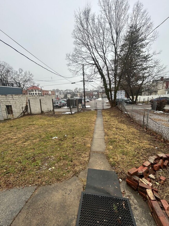 Building Photo - 654 W King St