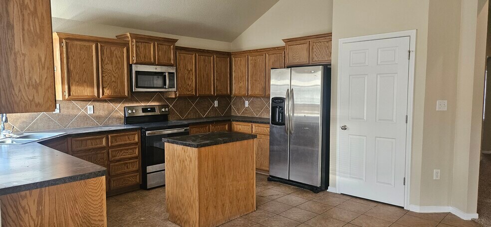 Building Photo - 2415 Merle Dr