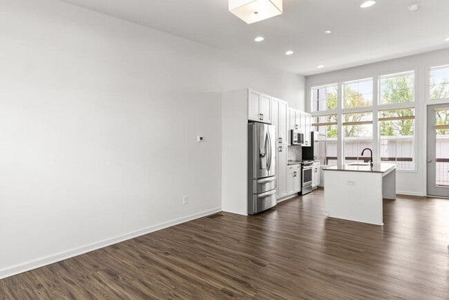 Building Photo - 916 Brees Ct