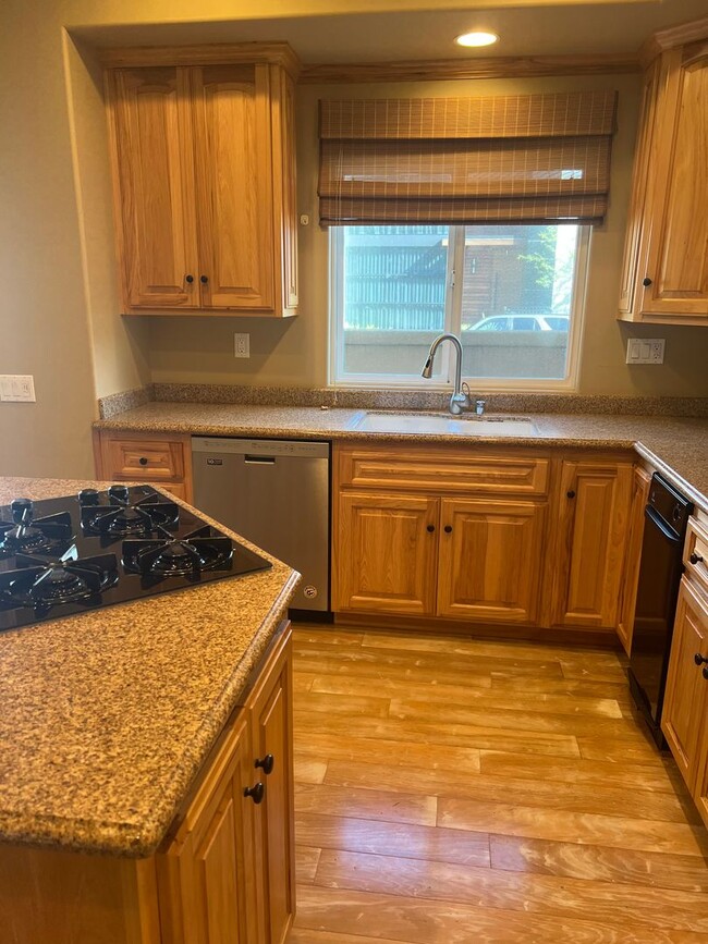 Building Photo - Custom home 1 block to ocean