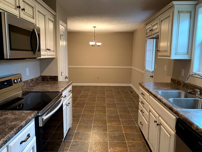 Building Photo - Beautiful 3 Bedroom 2 Bathroom Ranch Style Home on Large Lot