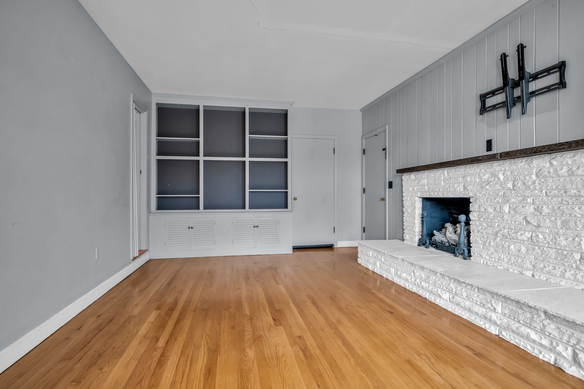 Building Photo - 205 W Lake Dr