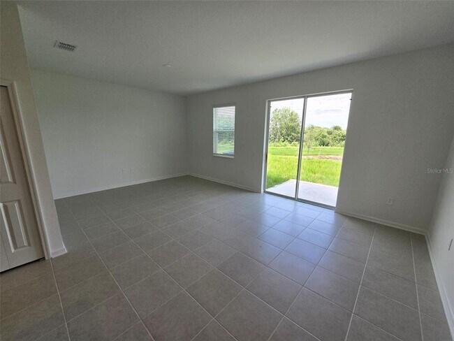 Building Photo - 3070 Chantilly Dr
