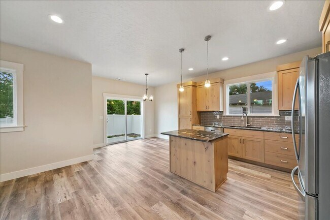 Building Photo - Spacious 3 Bed, 2.5 Bath Rental in Homedal...