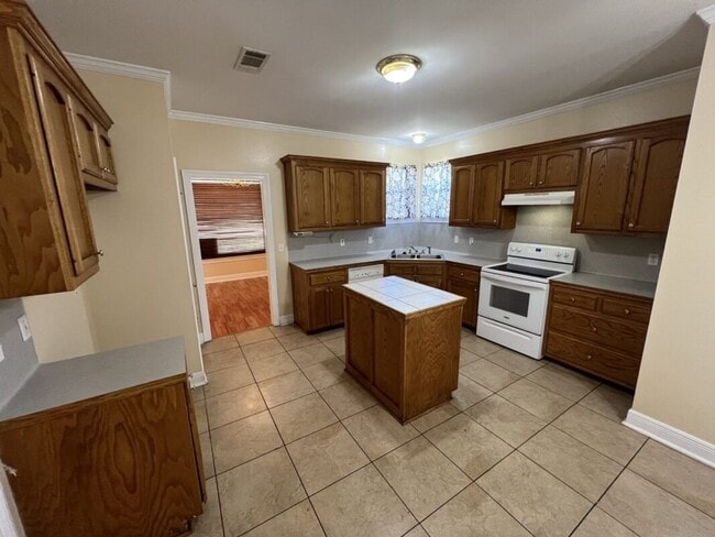 Building Photo - Corner-Lot Comfort in Zachary! — Spacious 3BR Home in Ravenwood Subdivision