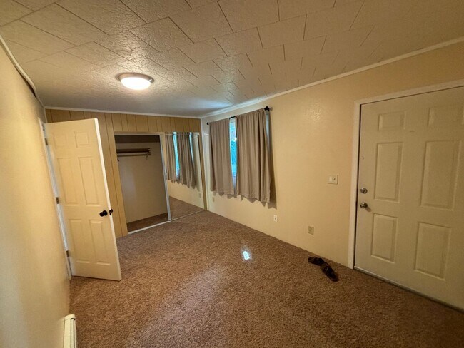 Building Photo - 3 bedroom home /  Fenced in yard / 1 Car Garage
