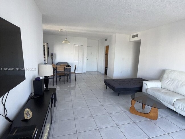 Building Photo - 500 Bayview Dr
