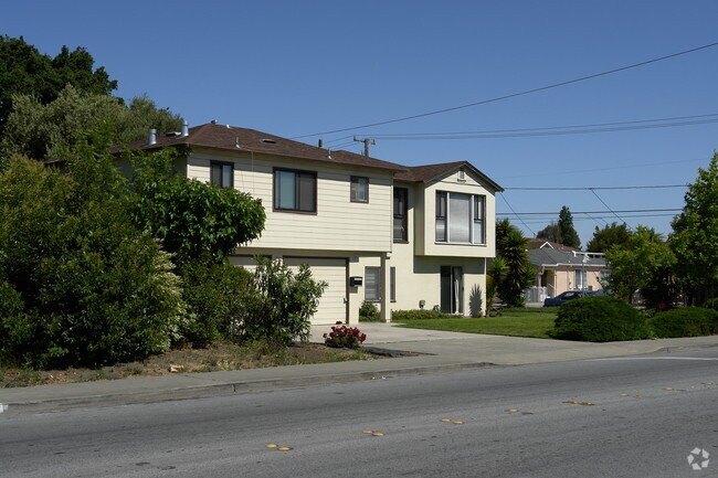 Building Photo - 695 5th Ave