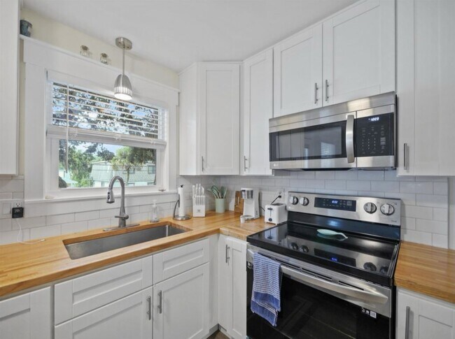 Building Photo - 208 A St