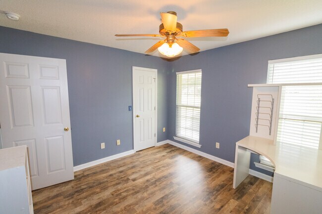 Building Photo - 1802 N Leah Ln