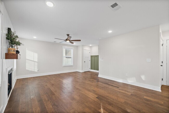 Building Photo - 3 Bedroom Pet Friendly Home For Rent in Sterlin Acres Farms!