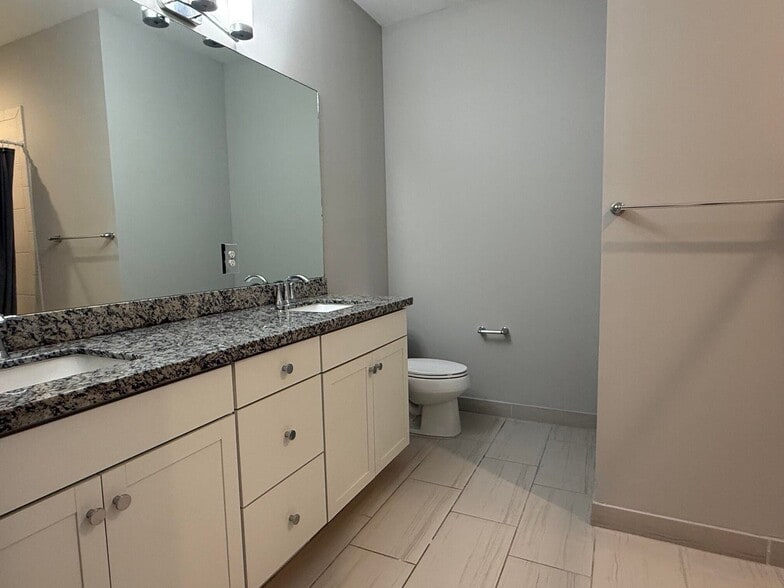 Building Photo - 9028 Kingsmoor Way
