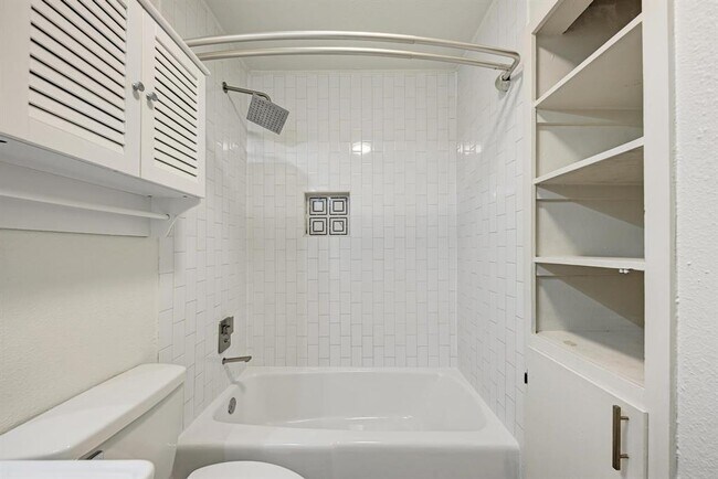 Building Photo - 6700 Kings Point