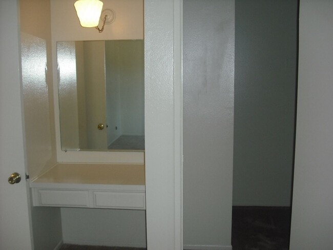 Building Photo - Popular townhouse in great location