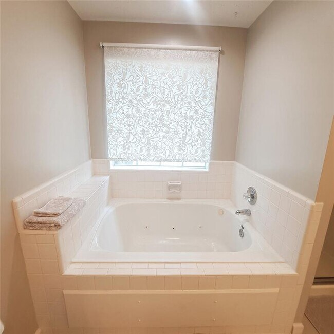 Building Photo - 1365 El Camino Village Dr