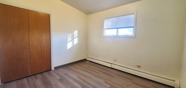 Building Photo - 805 1/2-920 1/2 Crist Dr