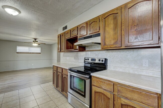 Building Photo - 4 bed, 1.5  house in Yukon