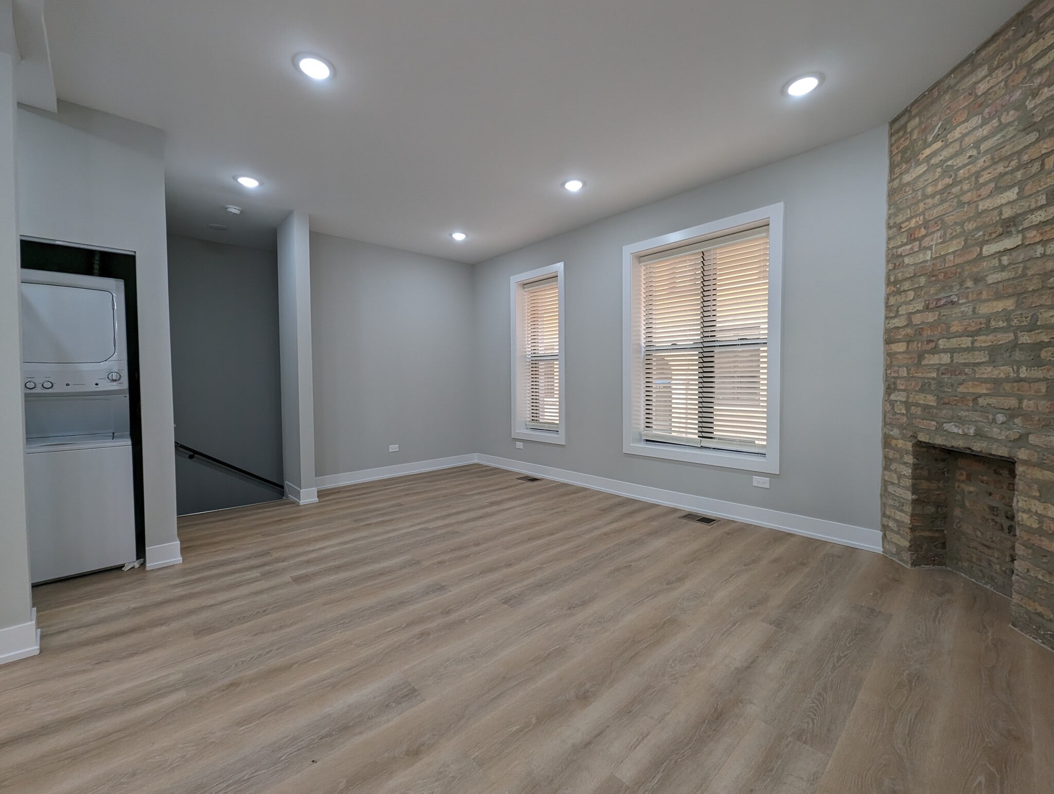 Building Photo - 423 W Belden Ave