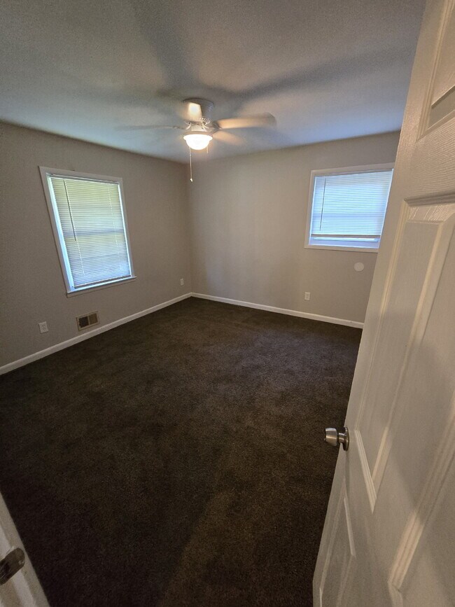 Building Photo - "Charming Full Brick, 3-Bed Oasis in Hampton, GA with 1.5 Baths – Your Perfect Retreat Awaits!"